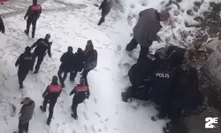 Polis eli bıçaklı genç kızı zor sakinleştirdi