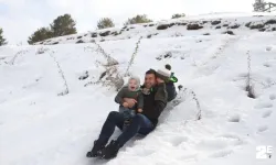 Poşetlerle karın keyfini çıkarıyorlar