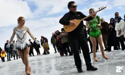 Saz eşliğinde buzla dans gösterisi