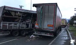 Sebze yüklü kamyonet park halindeki TIR’a çarptı