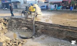 Su borusu patlayınca yollar göle döndü