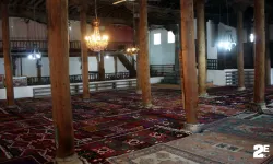 67 ağaç sütunun altında 750 yıldır namaz kılınıyor