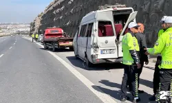 Devrilen minibüsteki 12 kişi yaralandı, kaza sonrası can pazarı kameraya yansıdı