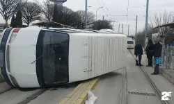 Eskişehir'de minibüs tramvay yoluna devrildi!