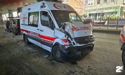 Hatalı dönüş yapan minibüsle hastaya yetişmeye çalışan ambulans çarpıştı