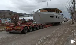 Kara yolundan geçirilen dev tekne, trafiği kilitledi