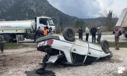 Lastiği patlayan araç takla attı!