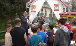 Muhtar adayı çocukların gönlüne dokundu