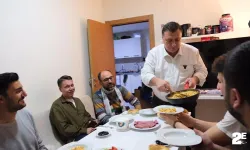 Özkan Alp öğrenci evinde sahur yaptı