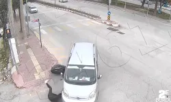 Sağından geçmek istediği otomobilin altında kalmaktan son anda kurtuldu