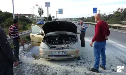 Seyir halinde alev alan otomobilin yardımına vatandaşlar koştu