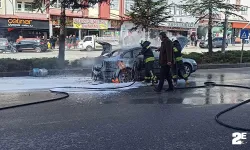 Seyir halindeki LPG'li otomobil alev topuna döndü