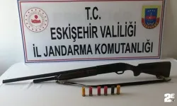 Şüphelilerin ikametleri ile araçlarında yapılan aramalarda birçok ruhsatsız silah ve tüfek ele geçirildi