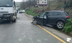 Vidanjör ile kafa kafaya çarpışan otomobil hurdaya döndü