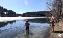Adrenalin tutkunları buz tutmuş göle girdi