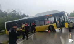 Belediye otobüsü bariyerlere çarptı