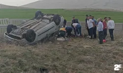 Beton çitlere çarpan otomobil takla attı!