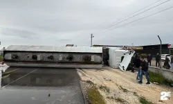 Devrilen tanker yolu trafiğe kapattı