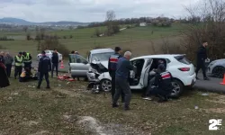 İki otomobil fena çarpıştı: Yaralılar var