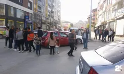 Kavşağa kontrolsüz giren otomobiller çarpıştı