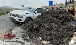 Kontrolden çıkan cip yol kenarına uçtu