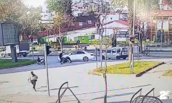 Köpeklerin kovaladığı genç kıza otomobil çarptı