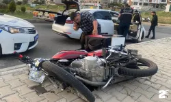 Motosiklet ile otomobil çarpıştı!