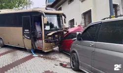 Öğrenci servisi park halindeki araçlara çarptı