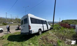 Otomobil ile minibüs çarpıştı: Yaralılar var