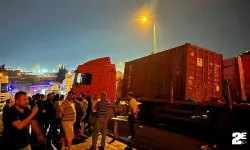Yol kenarında yemek yiyen tır şoförlerinin arasına tır daldı!
