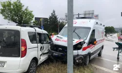 Ambulans ile panelvan araç çarpıştı: Yaralılar var