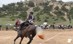 Eskişehir'de at üzerinde cirit atarak spor bayramı kutladılar