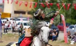 Kadın ve erkek sporcuların at üzerindeki gösterisi dikkat çekti