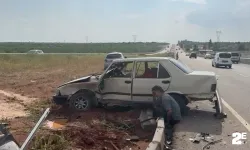 Kaza yaptığı aracının başında gözyaşı döktü