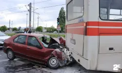 Otomobil belediye otobüsüne tosladı