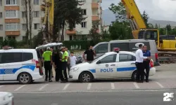 Otomobil yayalara çarptı!