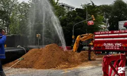 Rögar kapağı patladı, yollar göle döndü