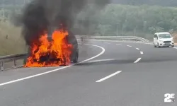 Seyir halindeki minibüs yandı