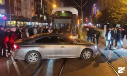 Seyir halindeki tramvay dönüş yapan otomobile çarptı