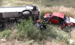 U dönüşü yapmak isteyen otomobil servis arabasına çarptı