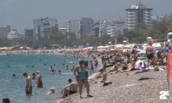 Dünyaca ünlü sahile turistler akın etti