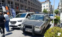 Eskişehir'de yol ortasına bırakılan araç trafiği tıkadı
