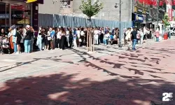 İndirimi duyanlar uzun kuyruklar oluşturdu