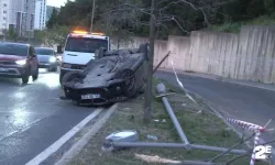 Kontrolden çıkan otomobil elektrik direğini devirdi