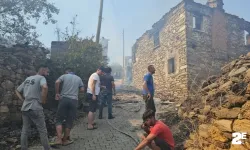 Metruk evler yanarak kül oldu