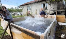 Serinlemek isteyen mahalle sakinleri havuz yaptırdı