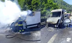 Seyir halindeki minibüs küle döndü