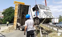 Ümraniye’de hafriyat yüklü kamyon refüje çıktı