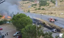 Yanan otomobil biçilmeyen otları tutuşturdu!