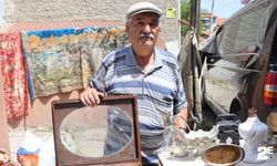 Yılların tarihini çarşı pazar dolaşarak satıyor